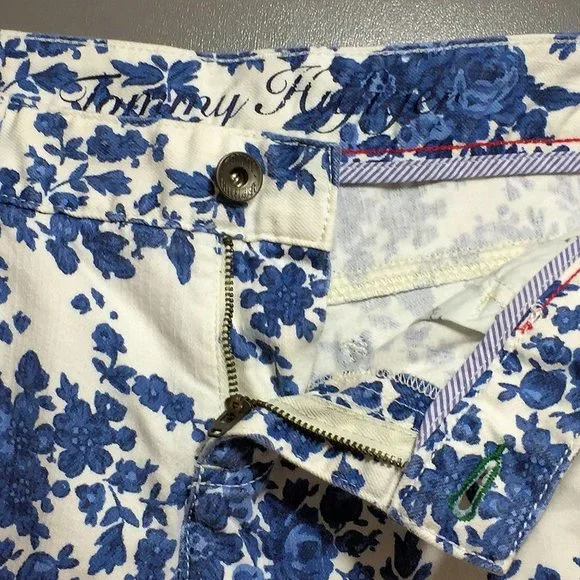 Tommy Hilfiger Shorts Womens Size 4 Blue on White Floral Denim Actual 31 x 4 - Picture 5 of 8